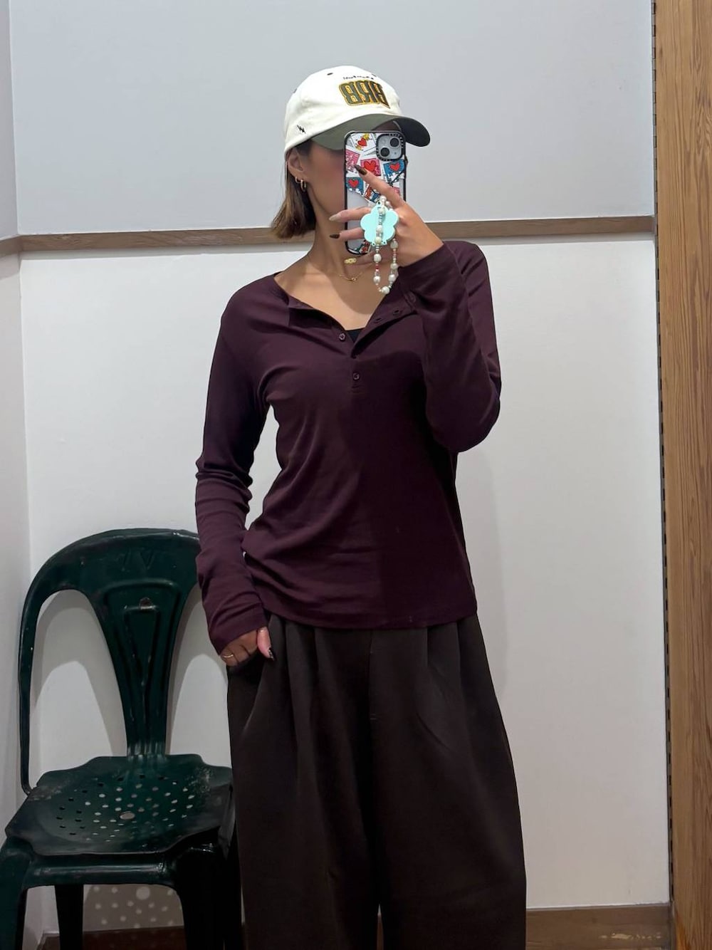 レッド系のTシャツ/カットソー、ブラック系のキャミソール、ブラウン系のその他パンツを着用したレディースの夏コーディネートの1枚目の写真