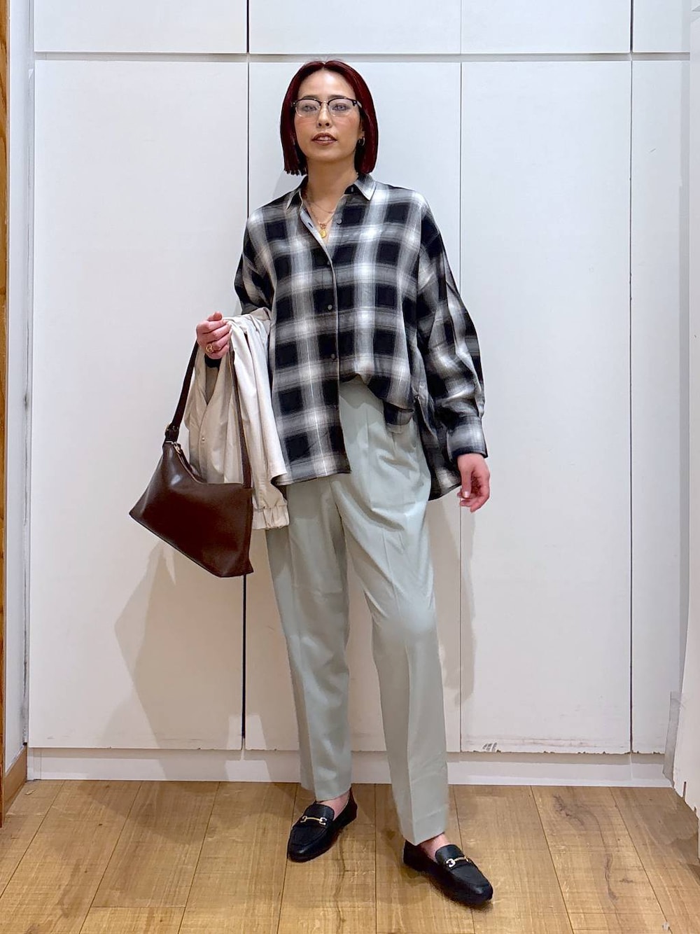 「ママコーデ、高見え、高身長、骨格ストレート、GLOBAL WORK、着痩せ・細見え、体型カバー」｜「GLOBAL WORKのサイズ拡大/らくっション撥水2WAYローファー/131468（ローファー、ブラック系）」を使った、ココさん（レディース・165cm）の春コーディネートの1枚目の写真