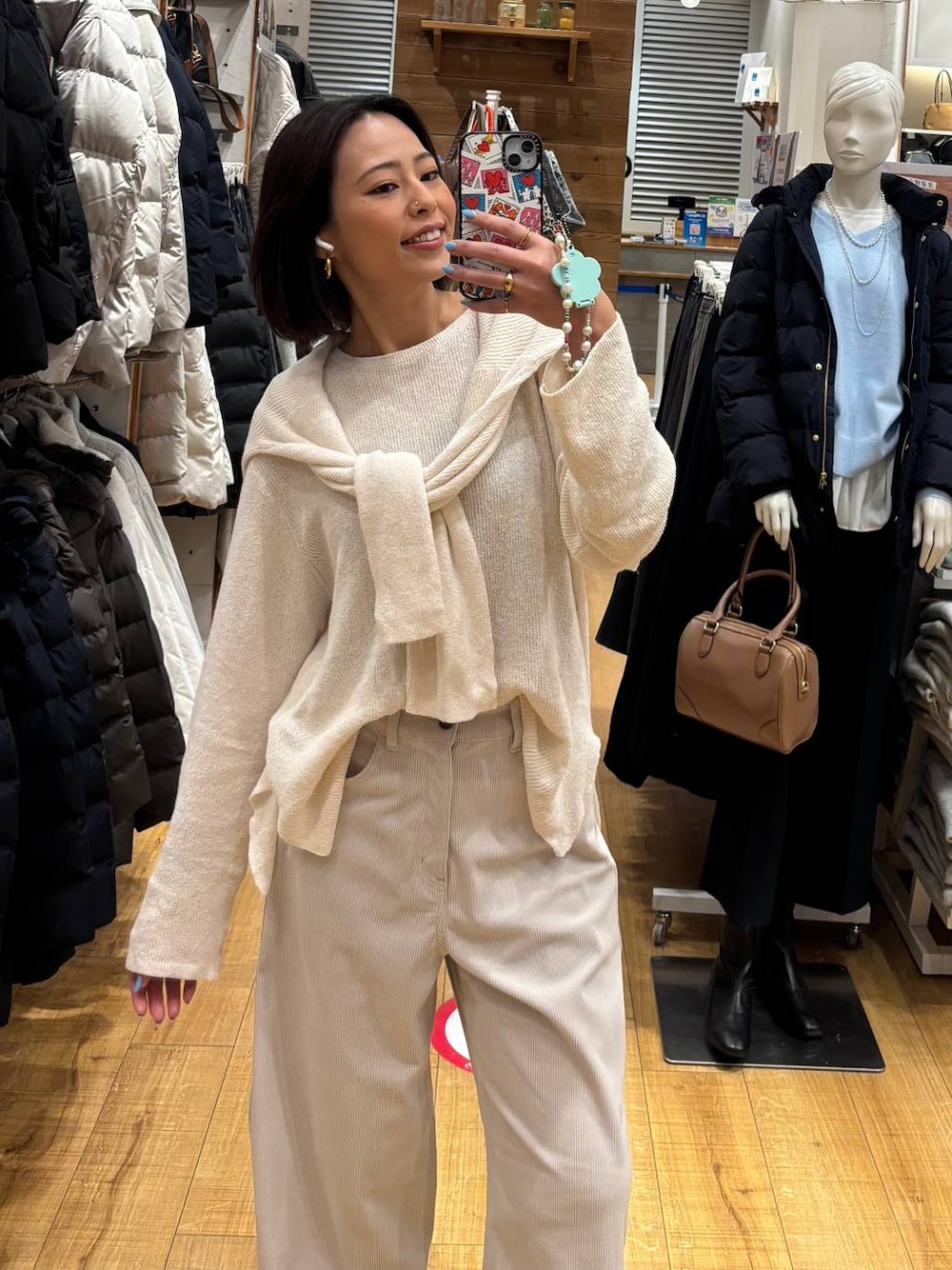 グレー系のその他パンツ、ベージュ系のニット/セーター、ベージュ系のカーディガン/ボレロを着用したレディースの秋コーディネートの1枚目の写真