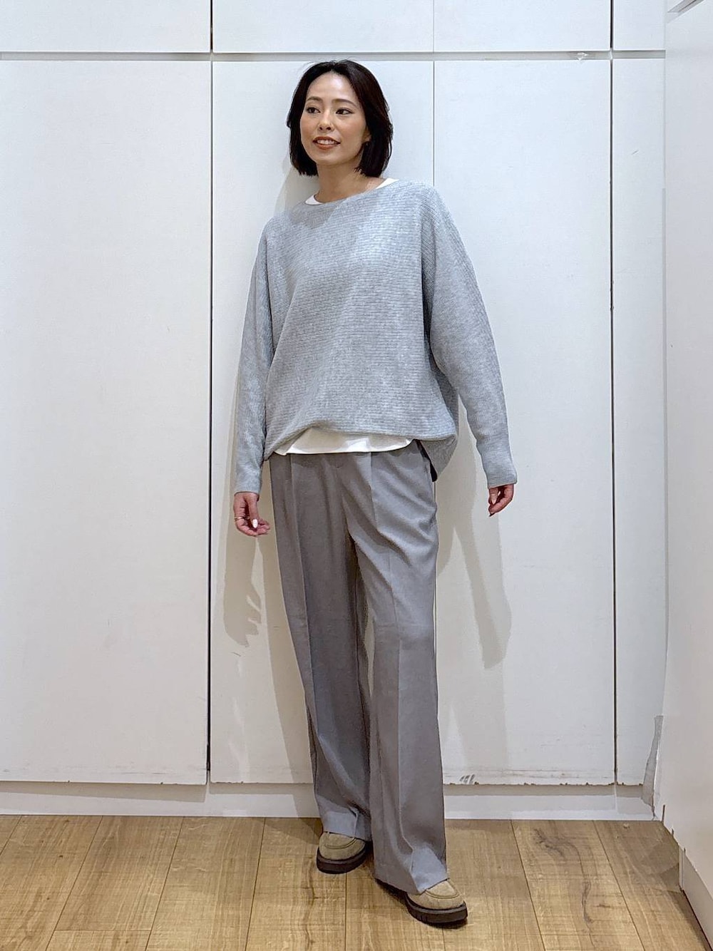 ベージュ系のローファー、グレー系のその他パンツ、ホワイト系のTシャツ/カットソーを着用したレディースの秋コーディネートの1枚目の写真