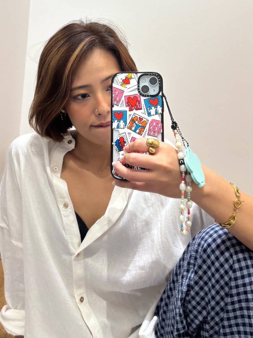 ホワイト系のシャツ/ブラウス、ブルー系のその他パンツを着用したレディースの夏コーディネートの1枚目の写真