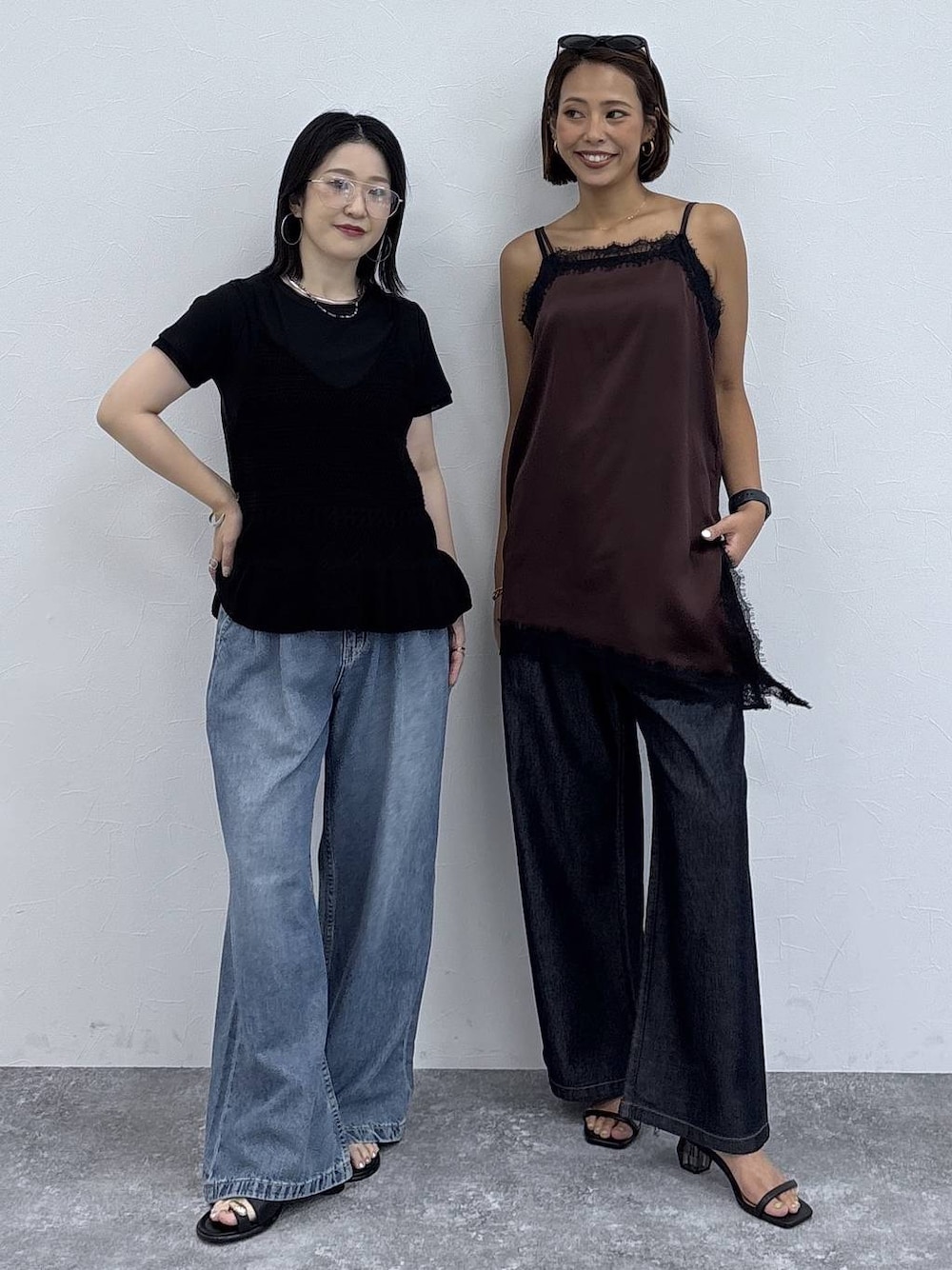 ブラック系のサンダル、ブラック系のベスト、ブラック系のTシャツ/カットソーを着用したレディースの夏コーディネートの1枚目の写真
