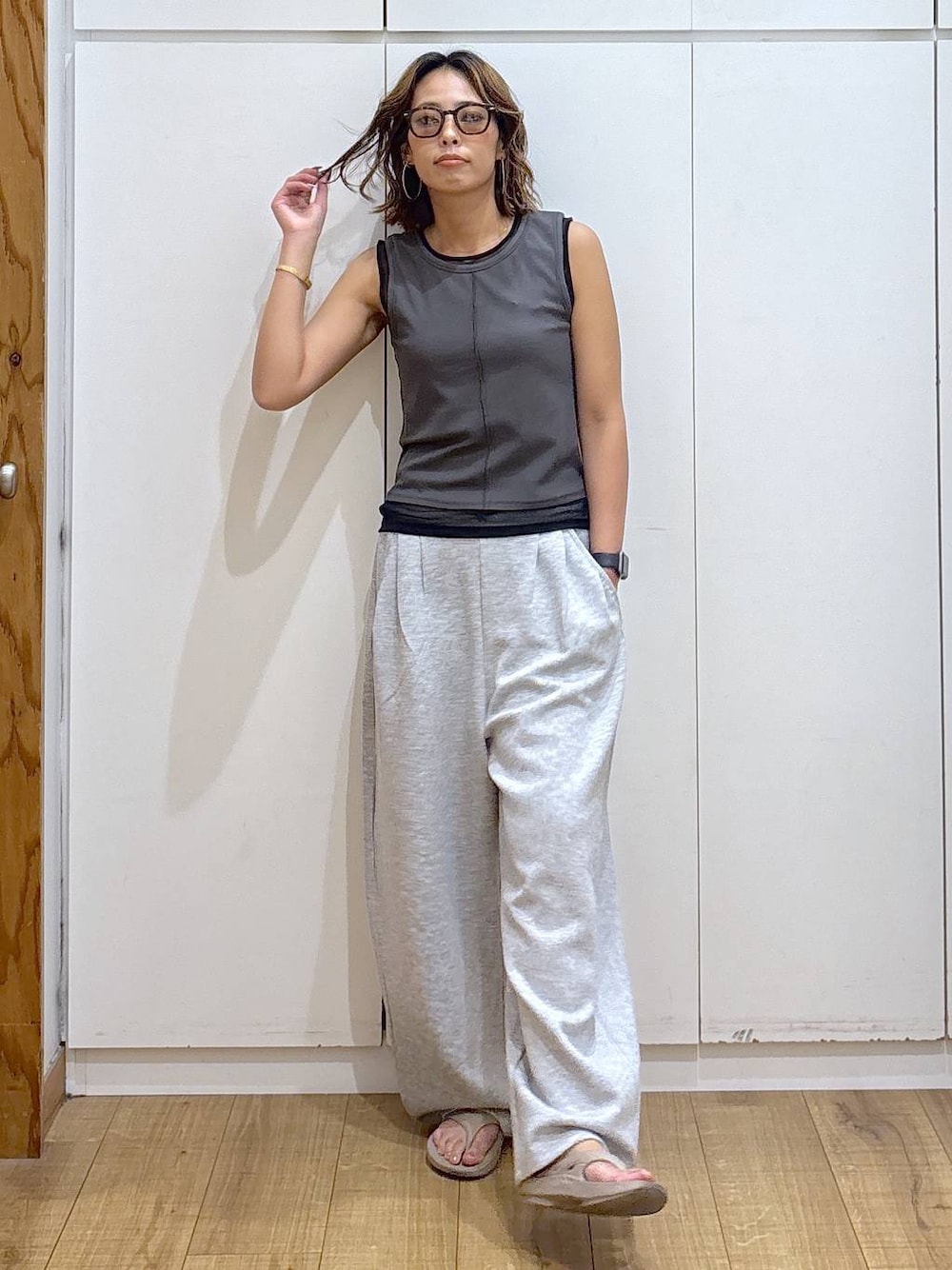 グレー系のその他パンツ、グレー系のTシャツ/カットソー、ベージュ系のサンダルを着用したレディースの夏コーディネートの1枚目の写真