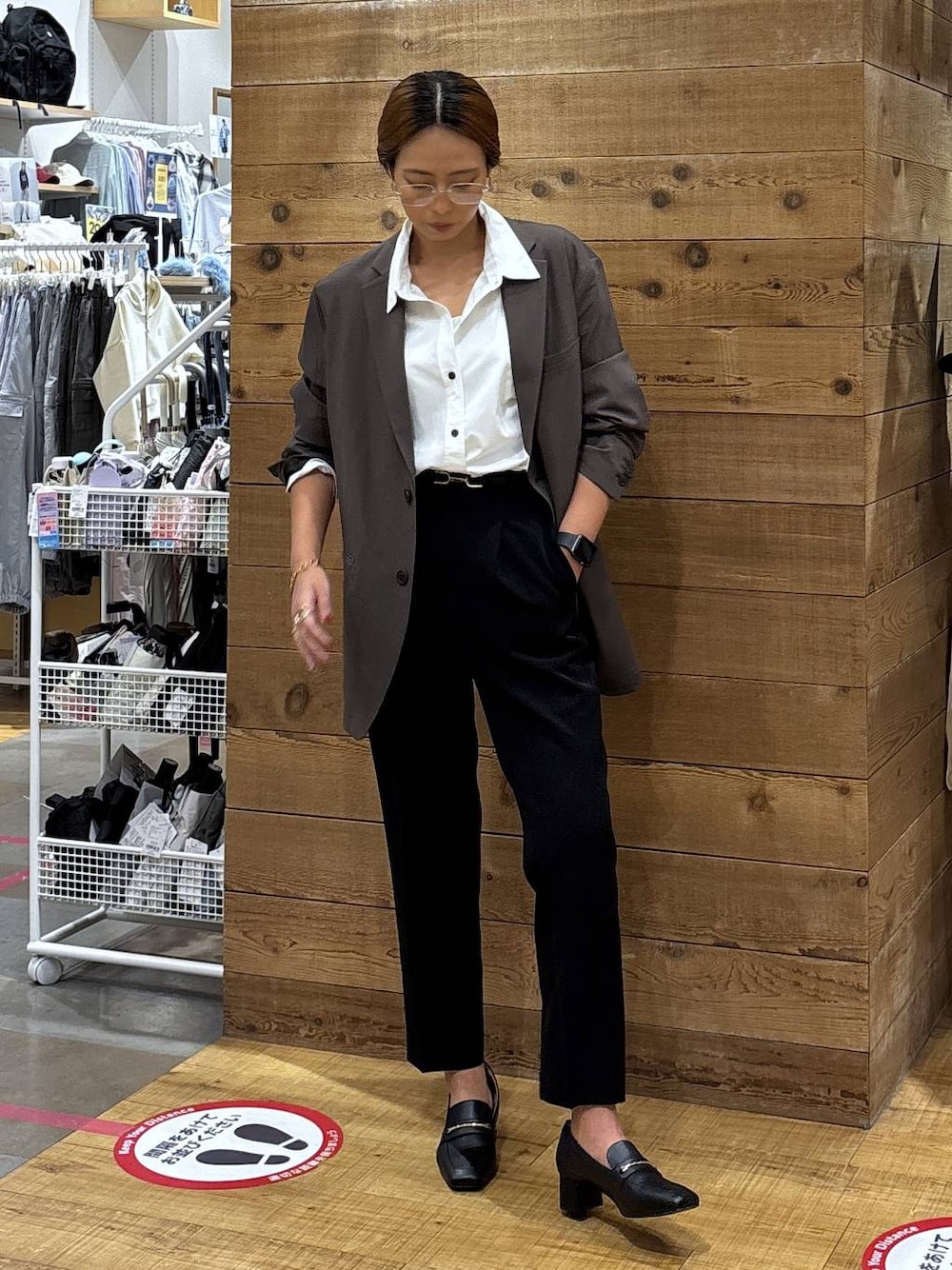 ブラック系のローファー、ブラウン系のテーラードジャケット、ブラック系のその他パンツを着用したレディースの秋コーディネートの1枚目の写真