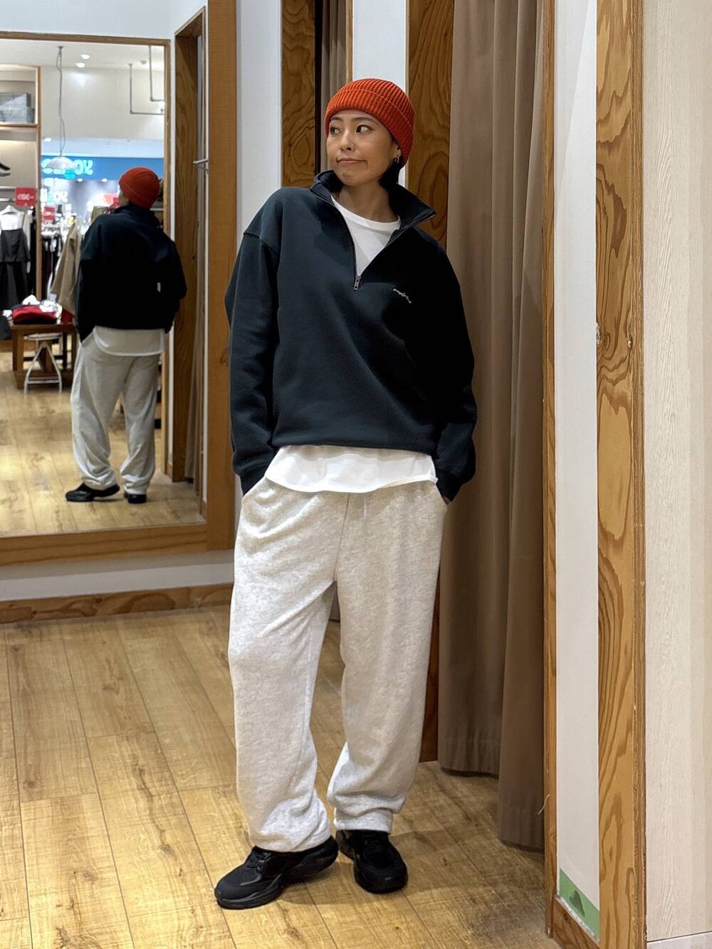ホワイト系のTシャツ/カットソー、グリーン系のスウェット、オレンジ系のニットキャップ/ビーニーを着用したレディースの秋コーディネートの1枚目の写真