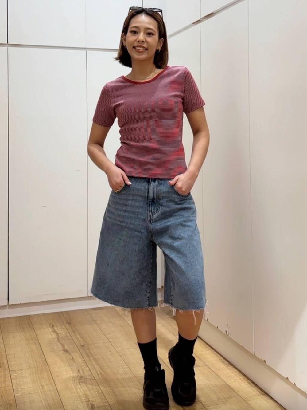 ブルー系のデニムパンツ、レッド系のTシャツ/カットソーを着用したレディースの春コーディネートの1枚目の写真