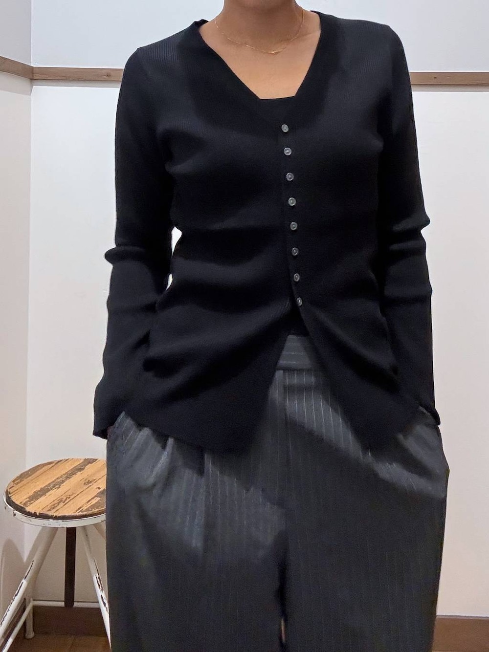 ブラック系のカーディガン/ボレロ、グレー系のその他パンツ、ブラック系のキャミソールを着用したレディースの秋コーディネートの1枚目の写真