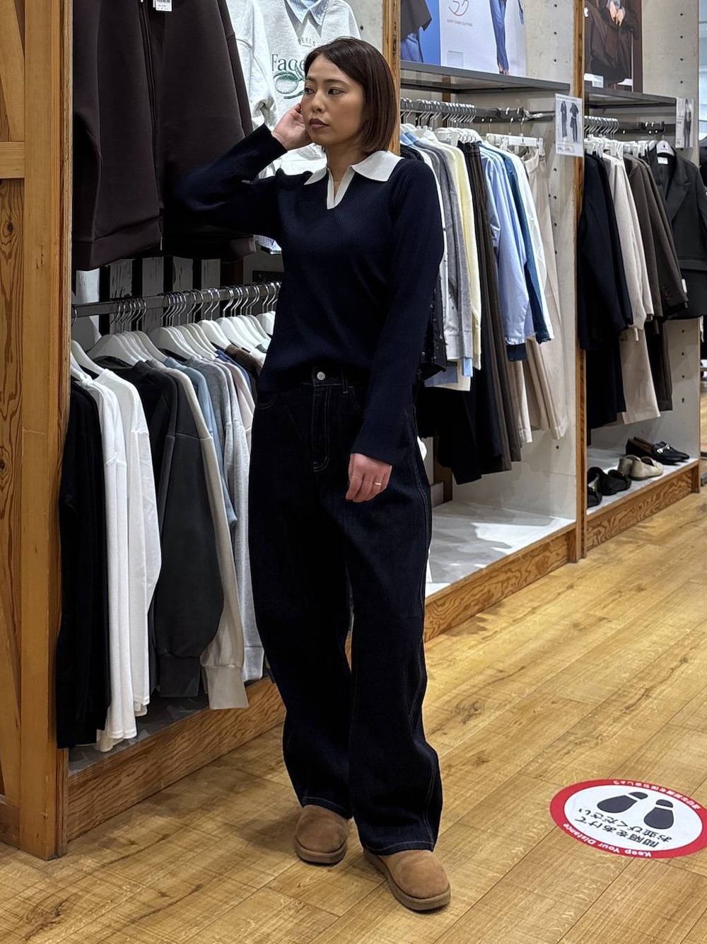 ブルー系のデニムパンツ、ブルー系のニット/セーターを着用したレディースの冬コーディネートの1枚目の写真