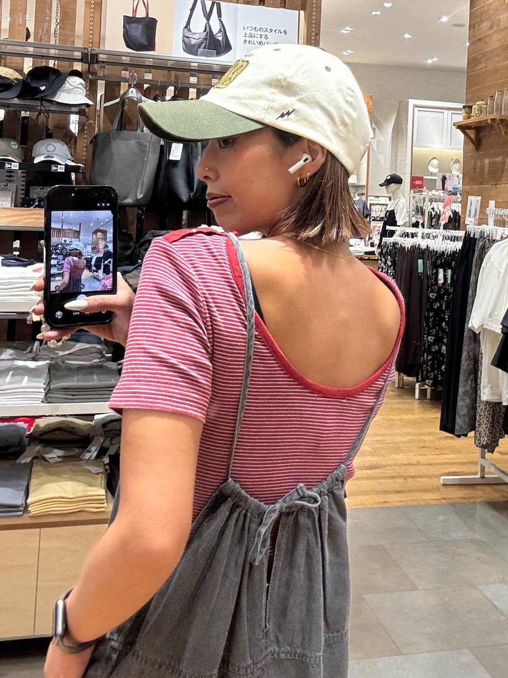 ブラック系のサロペット/オーバーオール、レッド系のTシャツ/カットソー、ベージュ系のサンダルを着用したレディースの夏コーディネートの1枚目の写真