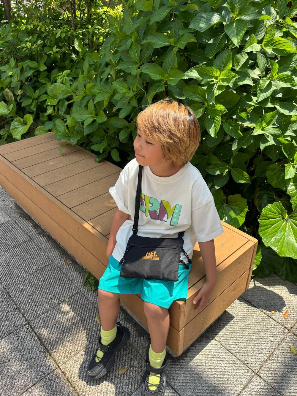ホワイト系のTシャツ/カットソー、ブラック系のスニーカーを着用したキッズの春コーディネートの1枚目の写真