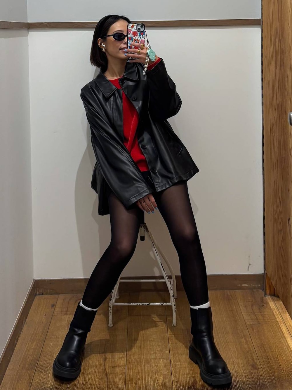 ブラック系のブルゾン、レッド系のニット/セーター、ブラック系のカチューシャを着用したレディースの秋コーディネートの1枚目の写真