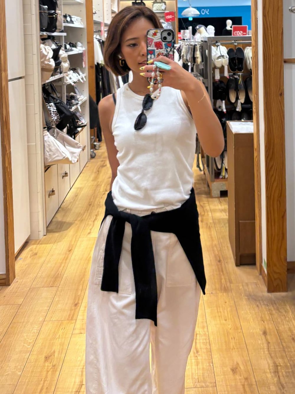 ベージュ系のその他パンツ、ブラック系のカーディガン/ボレロ、ブラック系のサンダルを着用したレディースの夏コーディネートの1枚目の写真