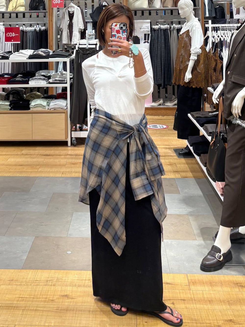 ホワイト系のTシャツ/カットソー、ブラック系のスカート、ベージュ系のシャツ/ブラウスを着用したレディースの夏コーディネートの1枚目の写真