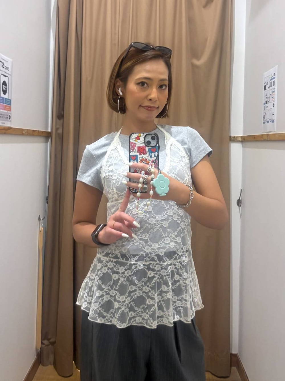 グレー系のその他パンツを着用したレディースの夏コーディネートの1枚目の写真