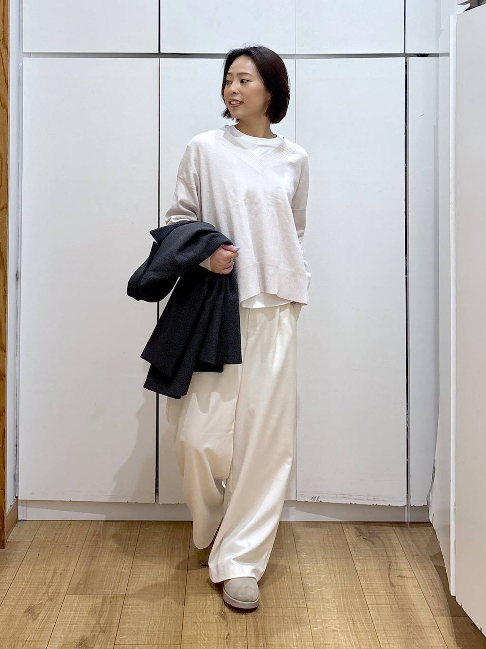 ホワイト系のニット/セーター、ホワイト系のTシャツ/カットソー、グレー系のその他パンツを着用したレディースの冬コーディネートの1枚目の写真