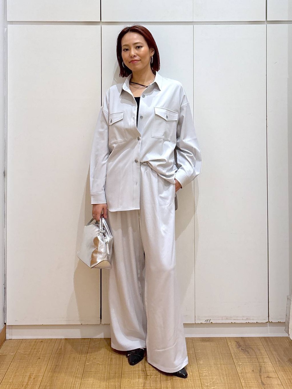 シルバー系のショルダーバッグ、グレー系のその他パンツ、グレー系のシャツ/ブラウスを着用したレディースの春コーディネートの1枚目の写真