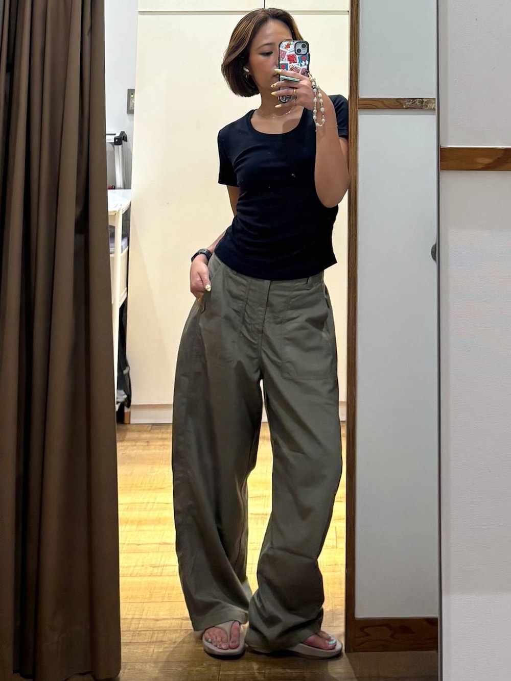 グリーン系のその他パンツ、ベージュ系のサンダルを着用したレディースの夏コーディネートの1枚目の写真