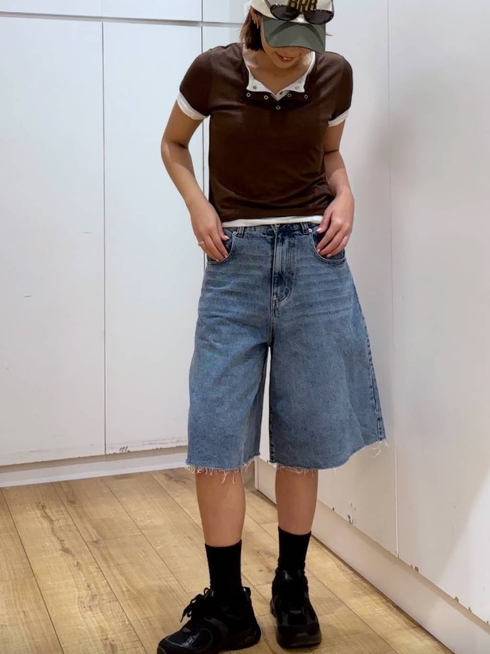 ブルー系のデニムパンツ、ブラウン系のTシャツ/カットソーを着用したレディースの春コーディネートの1枚目の写真