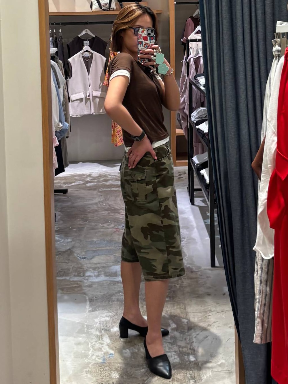グリーン系のその他パンツ、ブラウン系のTシャツ/カットソーを着用したレディースの夏コーディネートの1枚目の写真