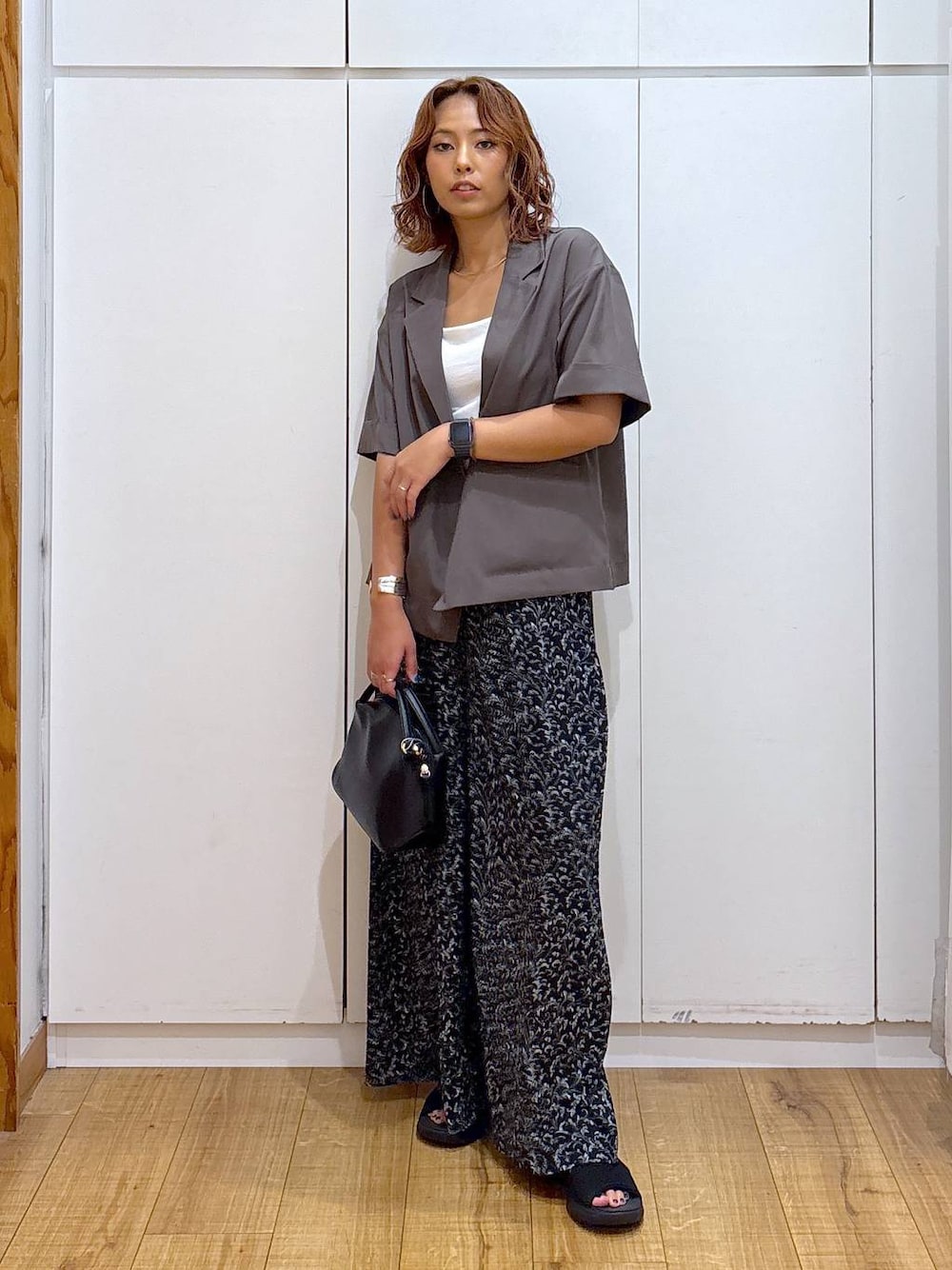 「体型カバー、高見え、高身長、ママコーデ、骨格ストレート、GLOBAL WORK、着痩せ・細見え、and STセール」｜「GLOBAL WORKのスペ軽お財布ショルダー/132336（ショルダーバッグ、ブラック系）」を使った、ココさん（レディース・165cm）の夏コーディネートの1枚目の写真