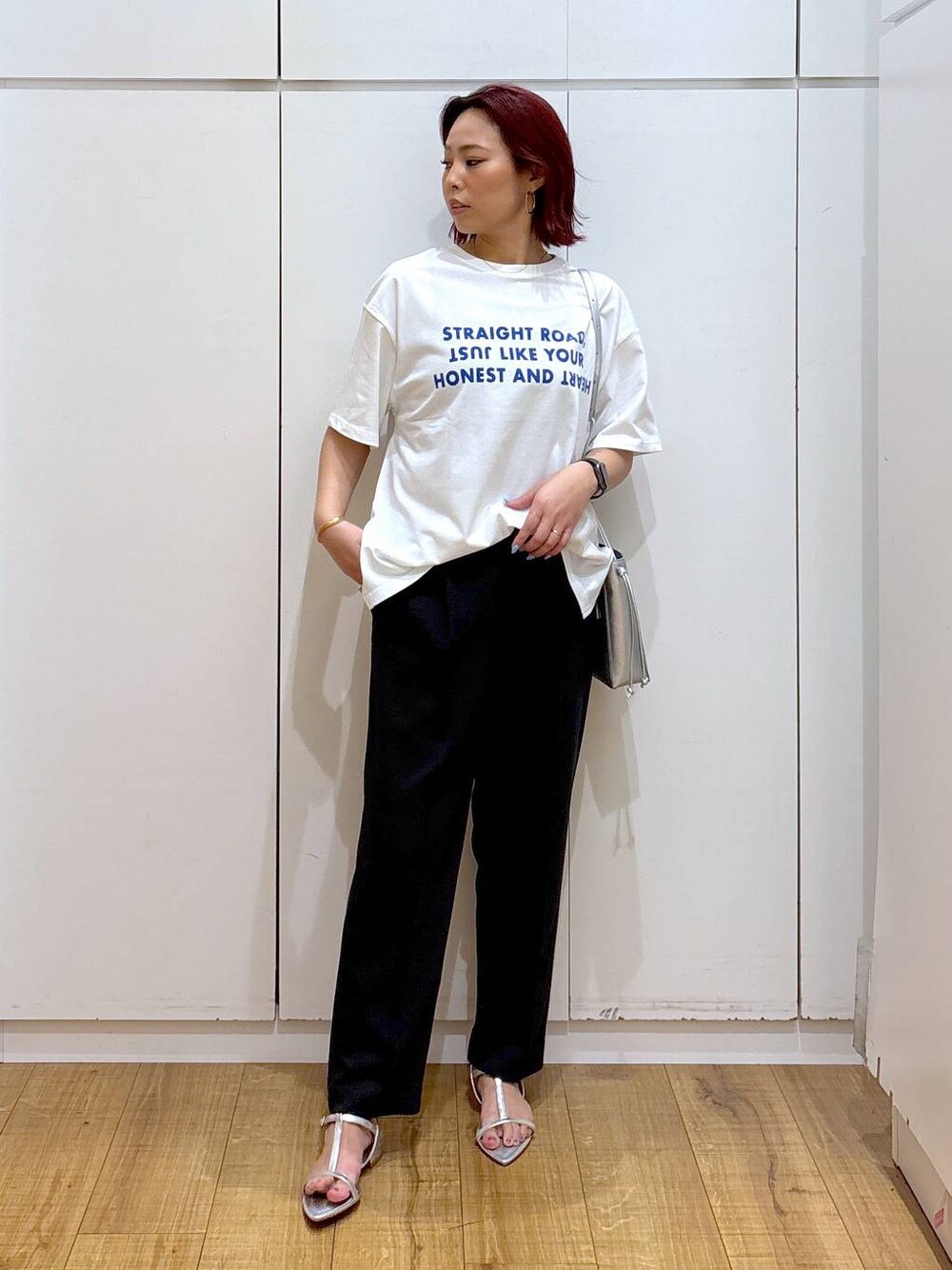 ホワイト系のTシャツ/カットソー、ブラック系のその他パンツ、シルバー系のショルダーバッグを着用したレディースの春コーディネートの1枚目の写真