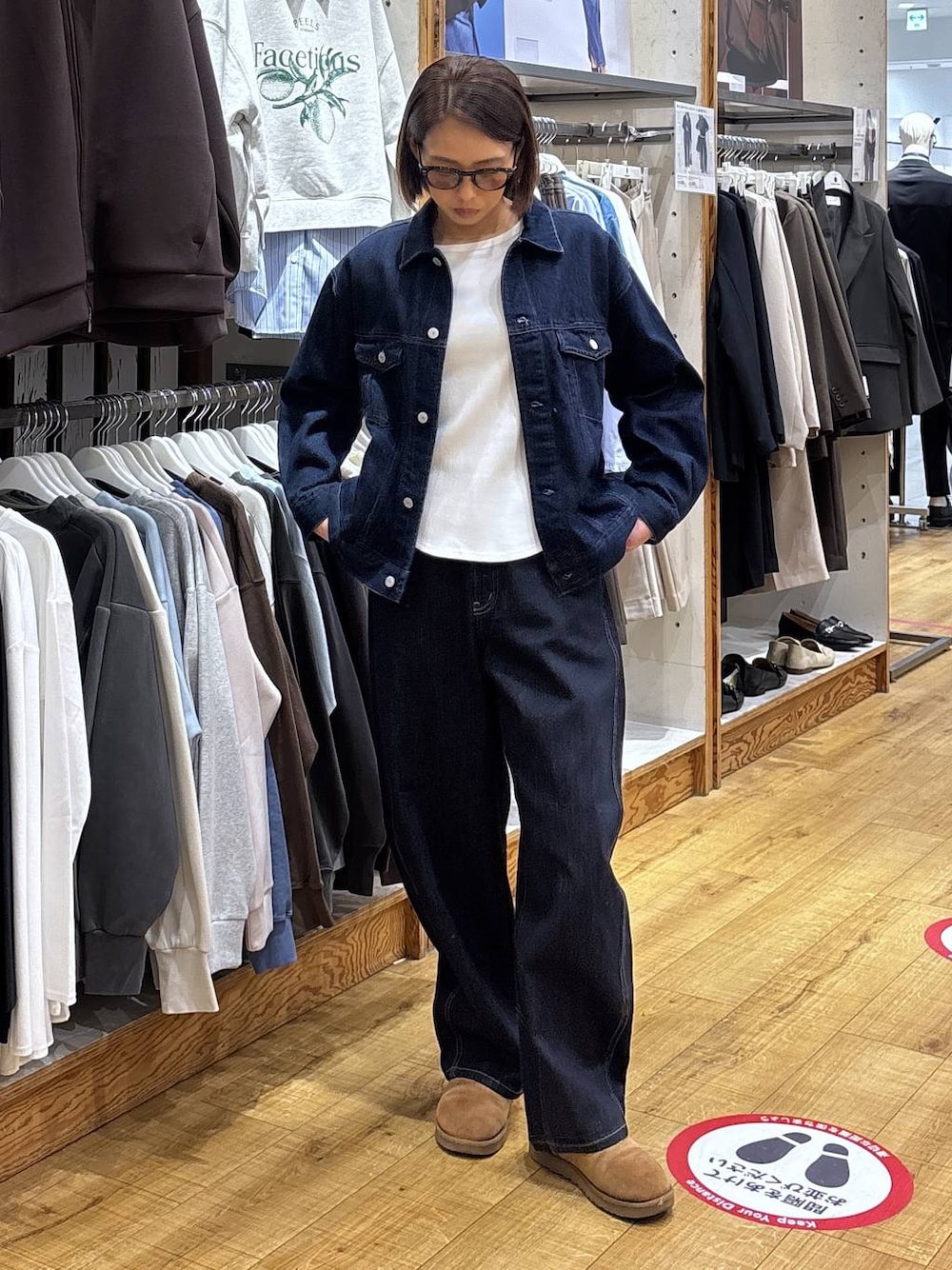 ブルー系のデニムパンツ、ブルー系のデニムジャケットを着用したレディースの冬コーディネートの1枚目の写真