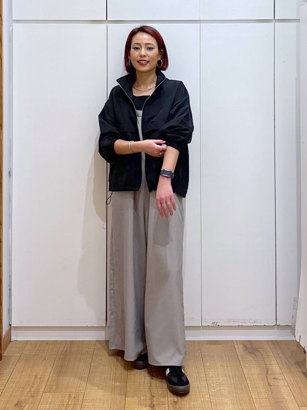 ブラック系のスニーカー、ブラック系のブルゾン、ブラック系のタンクトップを着用したレディースの春コーディネートの1枚目の写真