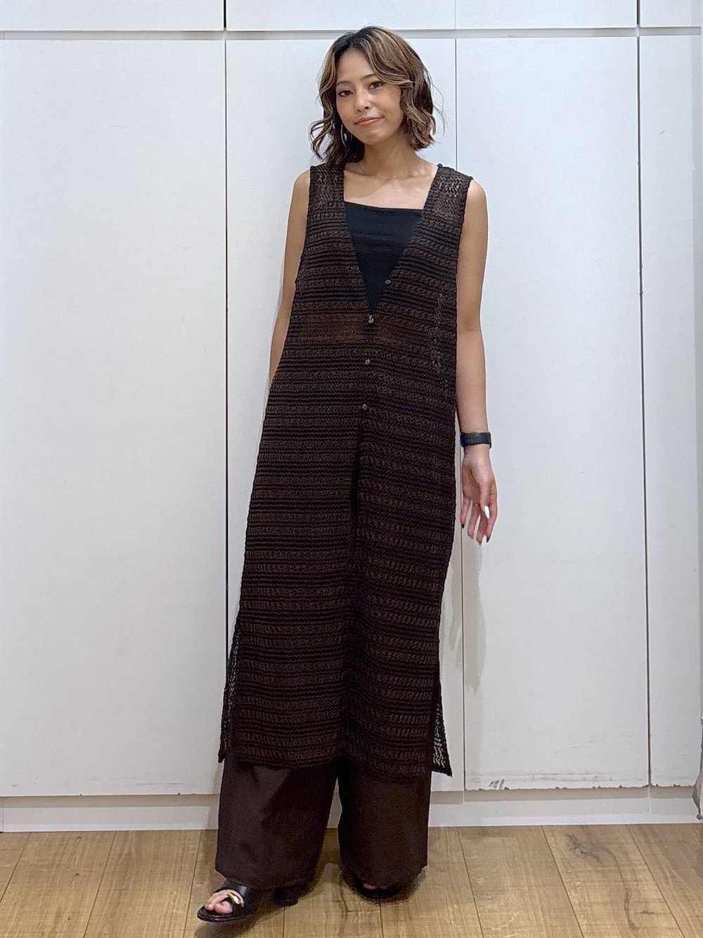 ブラック系のキャミソール、ブラウン系のその他パンツ、ブラック系のサンダルを着用したレディースの夏コーディネートの1枚目の写真