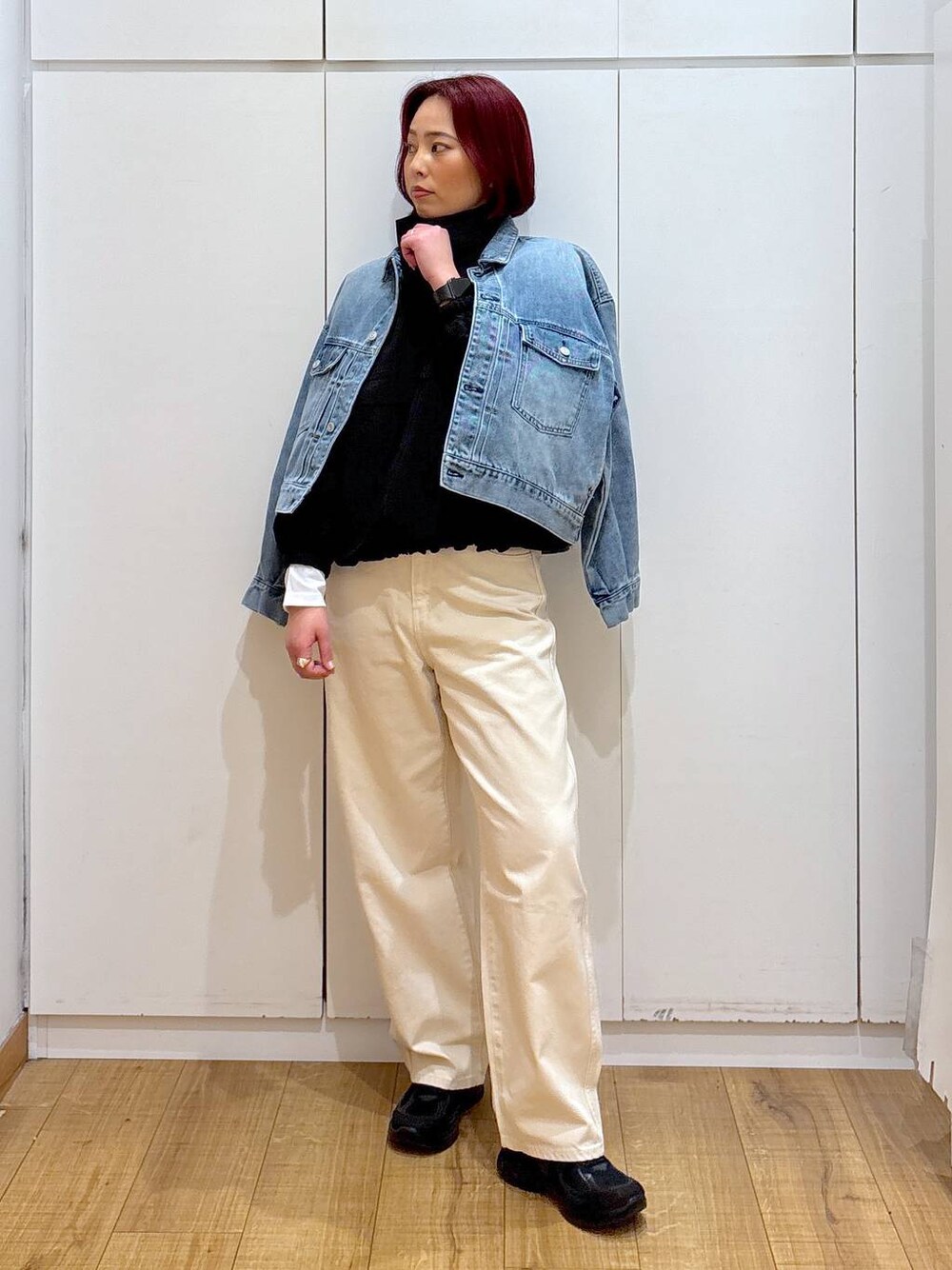 「着痩せ・細見え、体型カバー、高見え、高身長、ママコーデ、骨格ストレート、GLOBAL WORK、デニムジャケット、アウター」｜「GLOBAL WORKのGOODデニムバギーパンツ/118365（デニムパンツ、ベージュ系）」を使った、ココさん（レディース・165cm）の春コーディネートの1枚目の写真