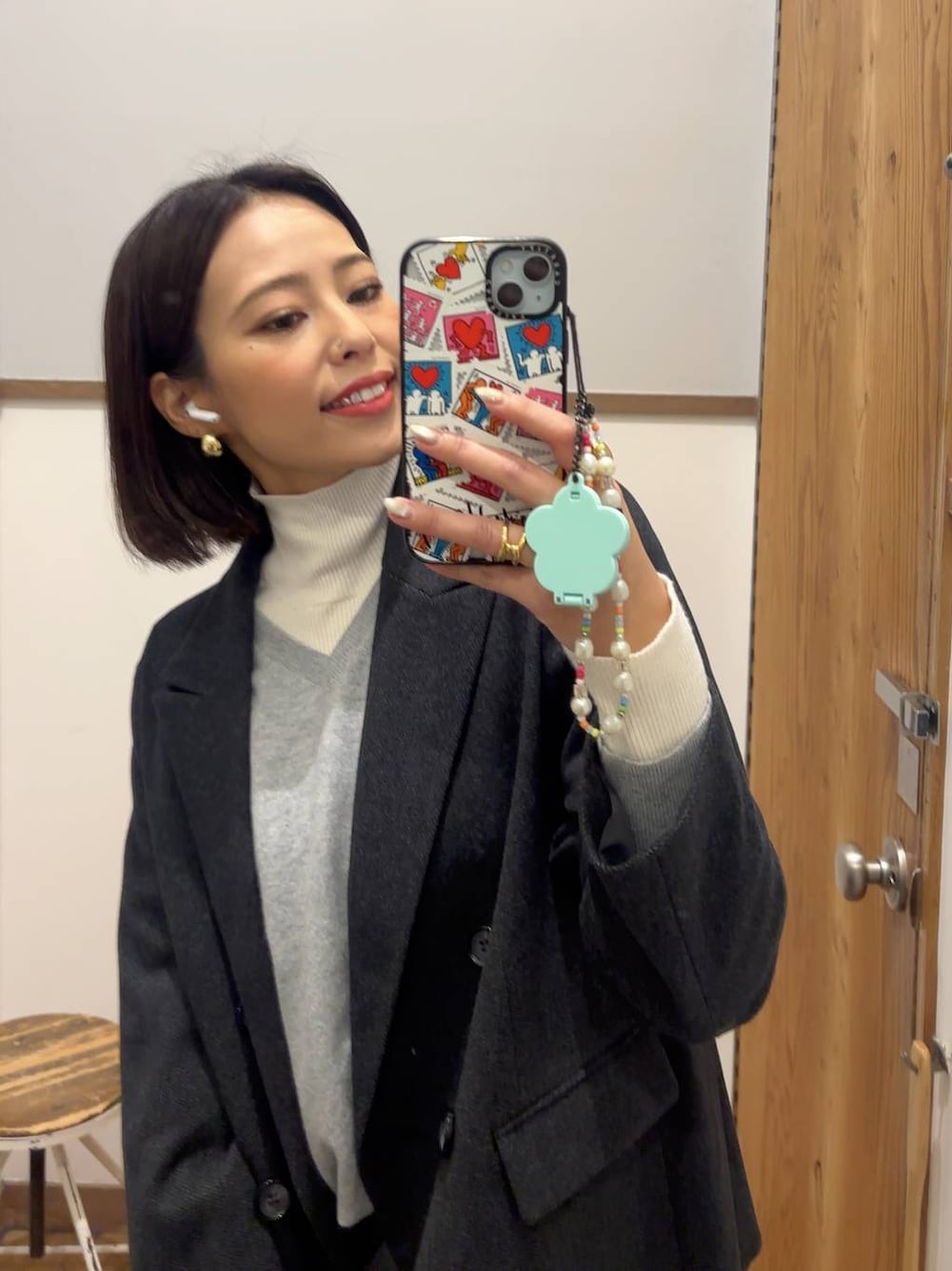 ホワイト系のニット/セーター、グレー系のニット/セーター、グレー系のテーラードジャケットを着用したレディースの秋コーディネートの1枚目の写真