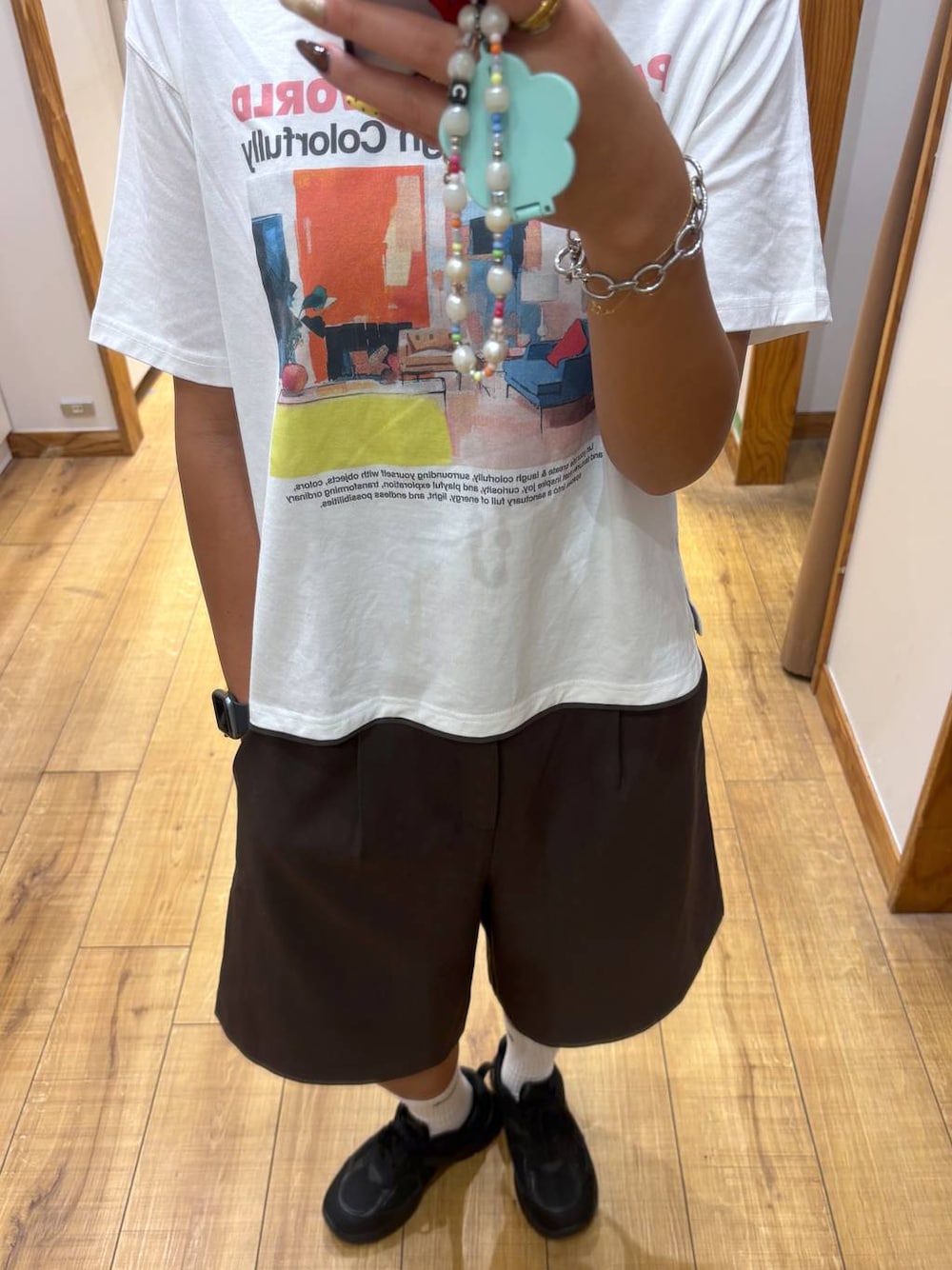 ホワイト系のTシャツ/カットソー、ブラウン系のその他パンツを着用したレディースの秋コーディネートの1枚目の写真