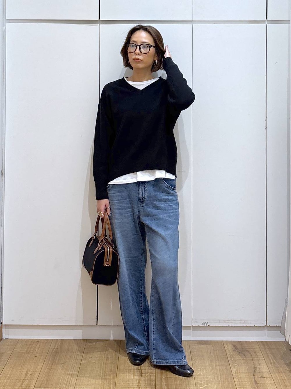 ブラック系のローファー、ブラック系のスウェット、グレー系のサロペット/オーバーオールを着用したレディースの秋コーディネートの1枚目の写真