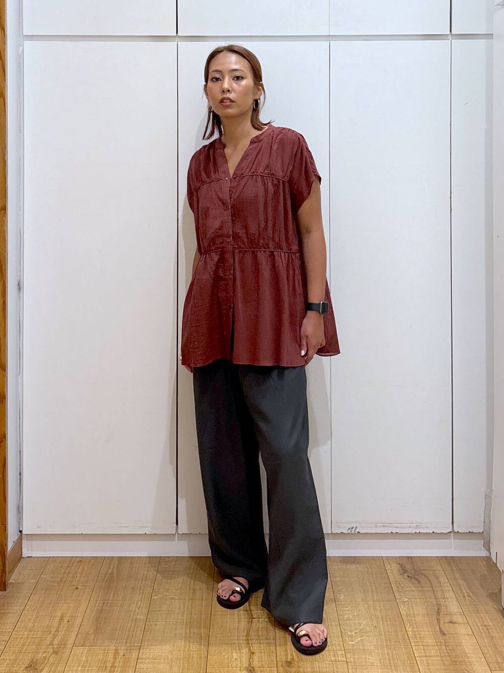 ブラック系のキャミソール、ブラック系のその他パンツ、レッド系のシャツ/ブラウスを着用したレディースの夏コーディネートの1枚目の写真