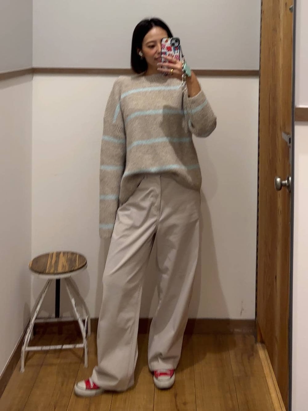 グレー系のその他パンツ、ベージュ系のニット/セーターを着用したレディースの秋コーディネートの1枚目の写真