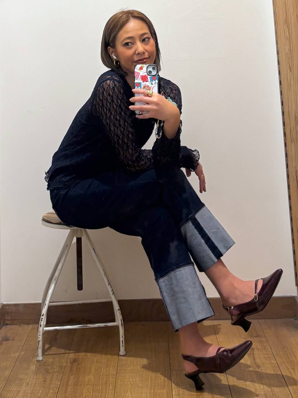 ブルー系のデニムパンツ、ブルー系のシャツ/ブラウス、レッド系のその他シューズを着用したレディースの秋コーディネートの1枚目の写真
