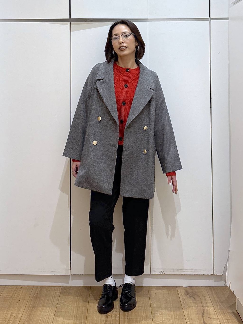 グレー系のチェスターコート、ブラック系のその他パンツ、ブラック系のその他シューズを着用したレディースの秋コーディネートの1枚目の写真