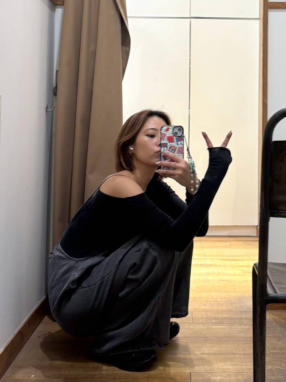 ブラック系のサロペット/オーバーオールを着用したレディースの春コーディネートの1枚目の写真