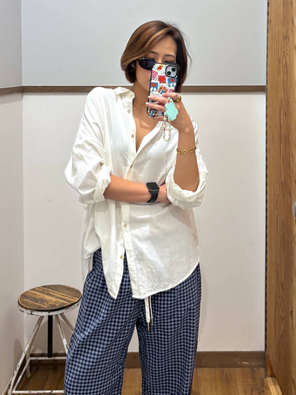 ホワイト系のシャツ/ブラウス、ブルー系のその他パンツを着用したレディースの夏コーディネートの1枚目の写真