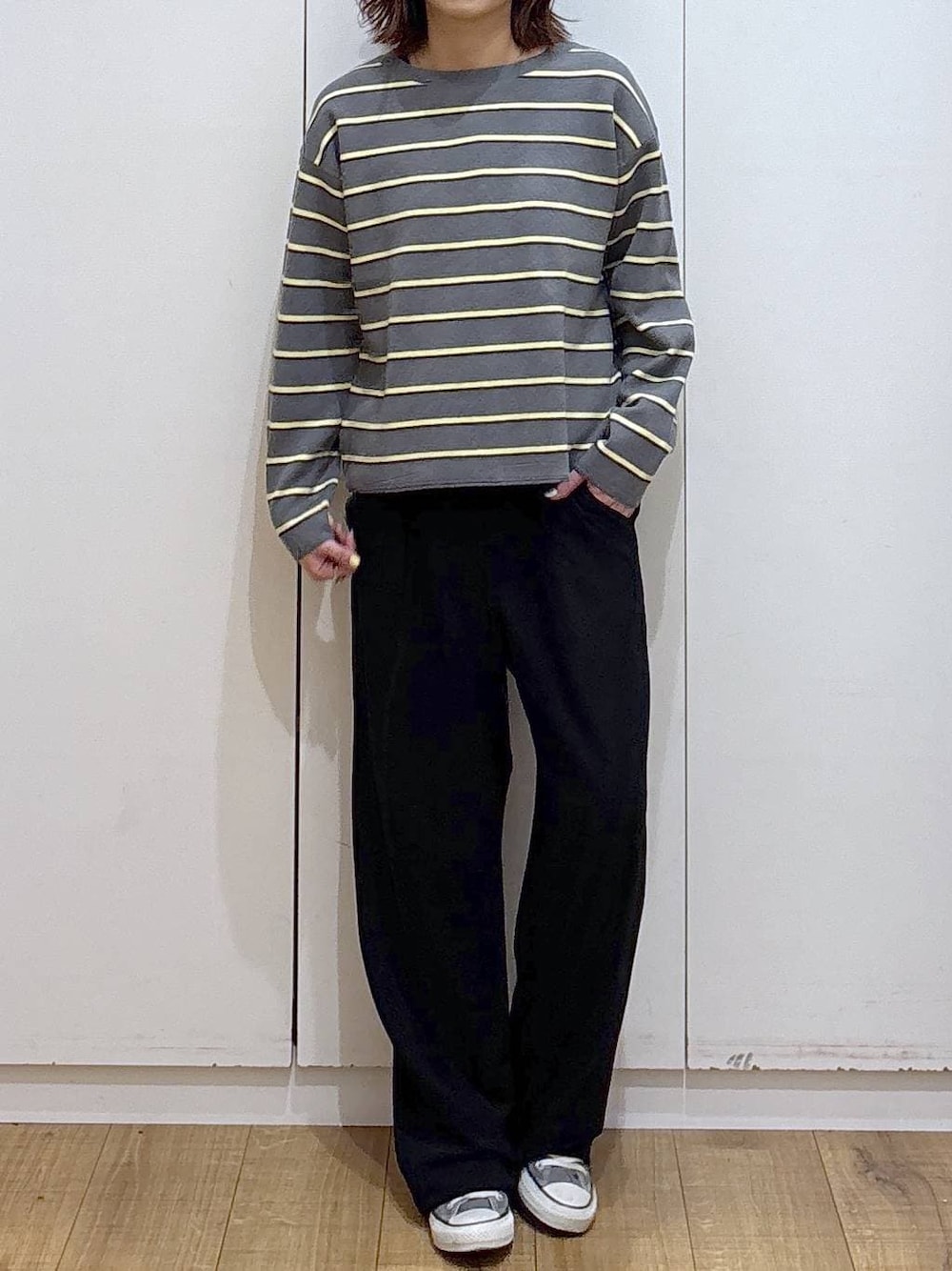 グレー系のニット/セーター、ブラック系のその他パンツを着用したレディースの春コーディネートの1枚目の写真