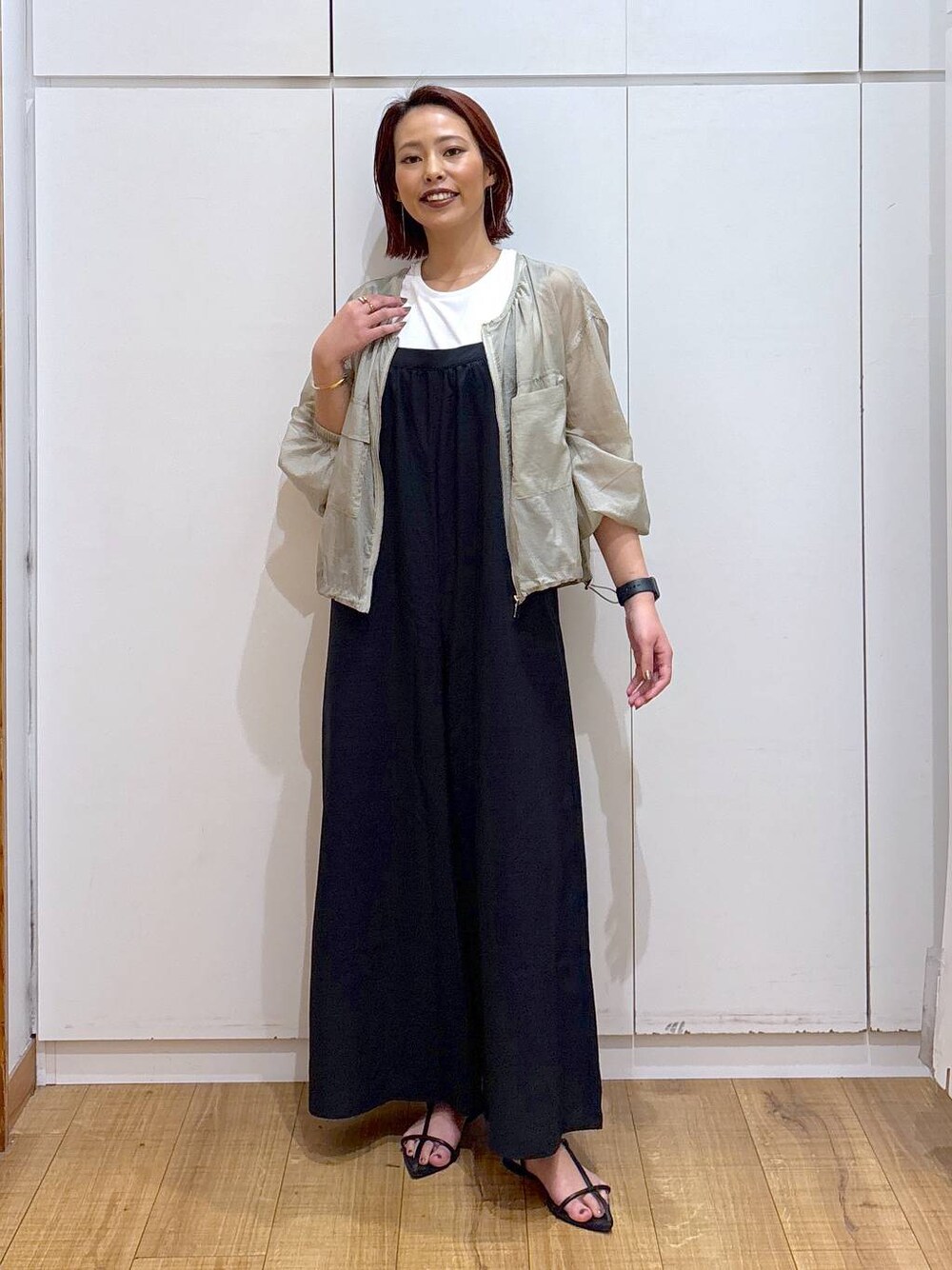 「高身長、ママコーデ、骨格ストレート、体型カバー、高見え、GLOBAL WORK、着痩せ・細見え」｜「A part byのクロスフラットサンダル（サンダル、ブラック系）」を使った、ココさん（レディース・165cm）の春コーディネートの1枚目の写真