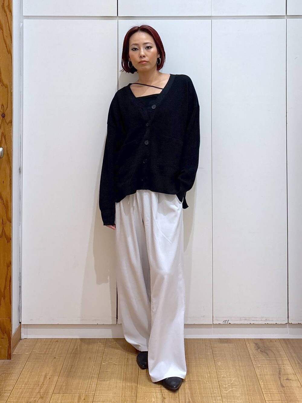 「ママコーデ、骨格ストレート、GLOBAL WORK、体型カバー、高見え、高身長、着痩せ・細見え」｜「GLOBAL WORKのリラックススマートギャザーパンツ/253475（その他パンツ、グレー系）」を使った、ココさん（レディース・165cm）の春コーディネートの1枚目の写真