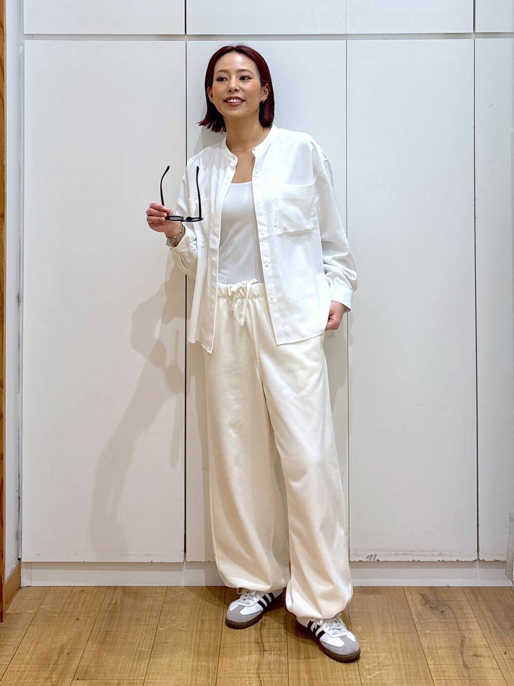 ホワイト系のシャツ/ブラウス、ホワイト系のスウェットパンツを着用したレディースの春コーディネートの1枚目の写真