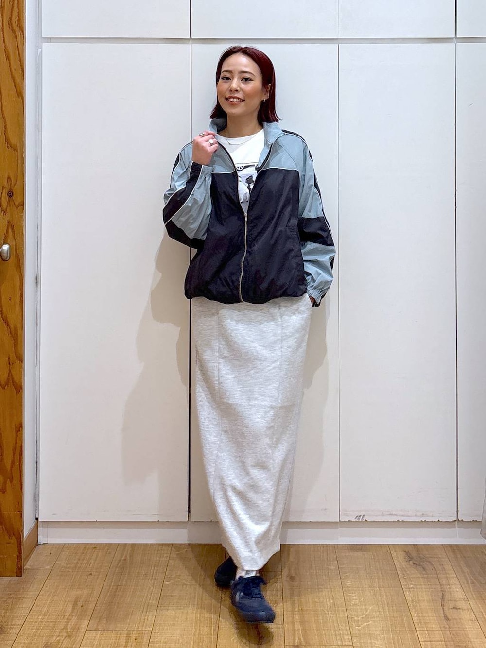 「体型カバー、高見え、高身長、ママコーデ、骨格ストレート、GLOBAL WORK、着痩せ・細見え」｜「GLOBAL WORKのエアかるクラシックスニーカー/135751（スニーカー、ブルー系）」を使った、ココさん（レディース・165cm）の春コーディネートの1枚目の写真
