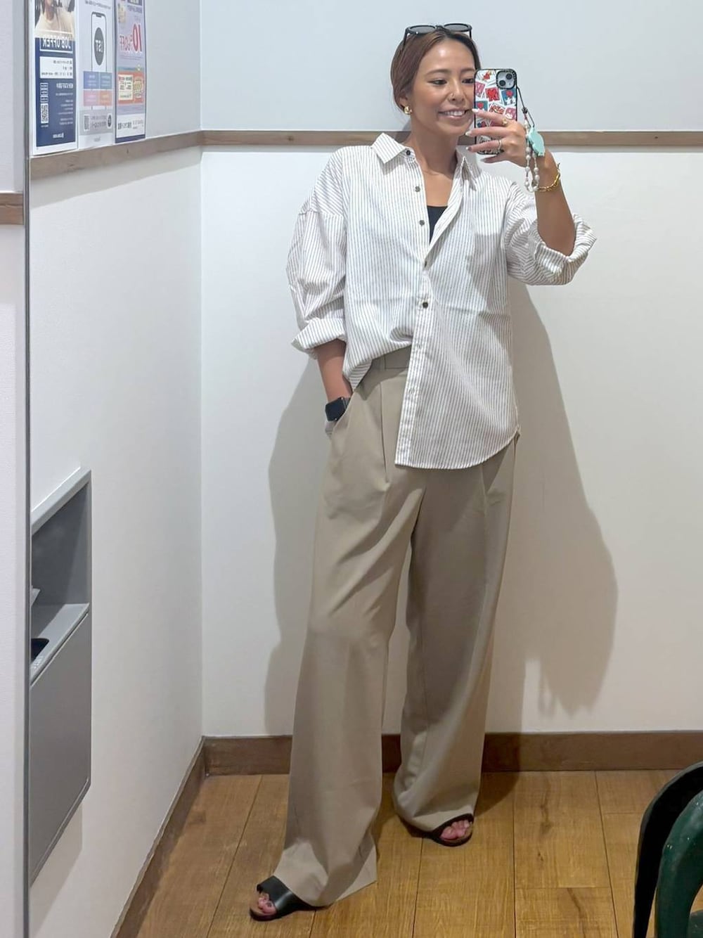 ベージュ系のその他パンツ、その他のシャツ/ブラウスを着用したレディースの秋コーディネートの1枚目の写真