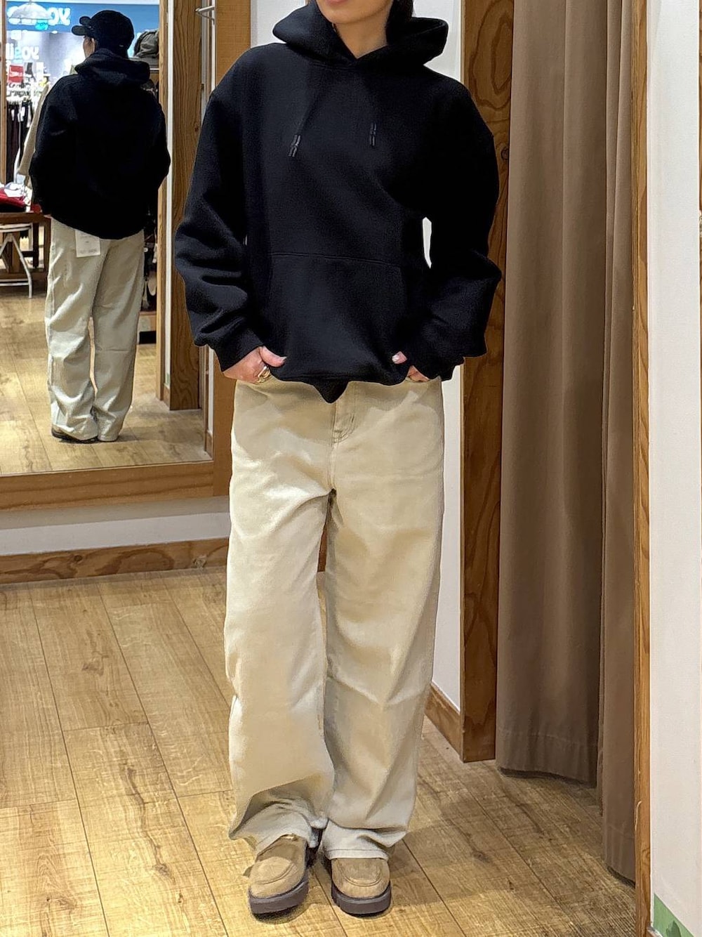 ベージュ系のデニムパンツ、ベージュ系のローファー、ホワイト系のTシャツ/カットソーを着用したレディースの秋コーディネートの1枚目の写真