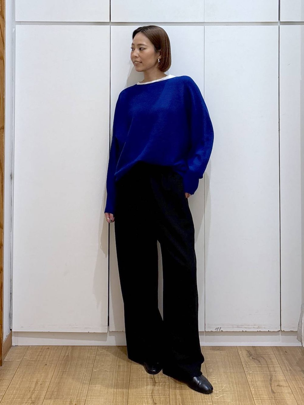 ブラック系のその他パンツ、ブルー系のニット/セーターを着用したレディースの秋コーディネートの1枚目の写真