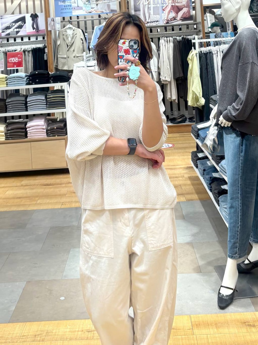 ホワイト系のキャミソール、ベージュ系のその他パンツ、ホワイト系のニット/セーターを着用したレディースの春コーディネートの1枚目の写真