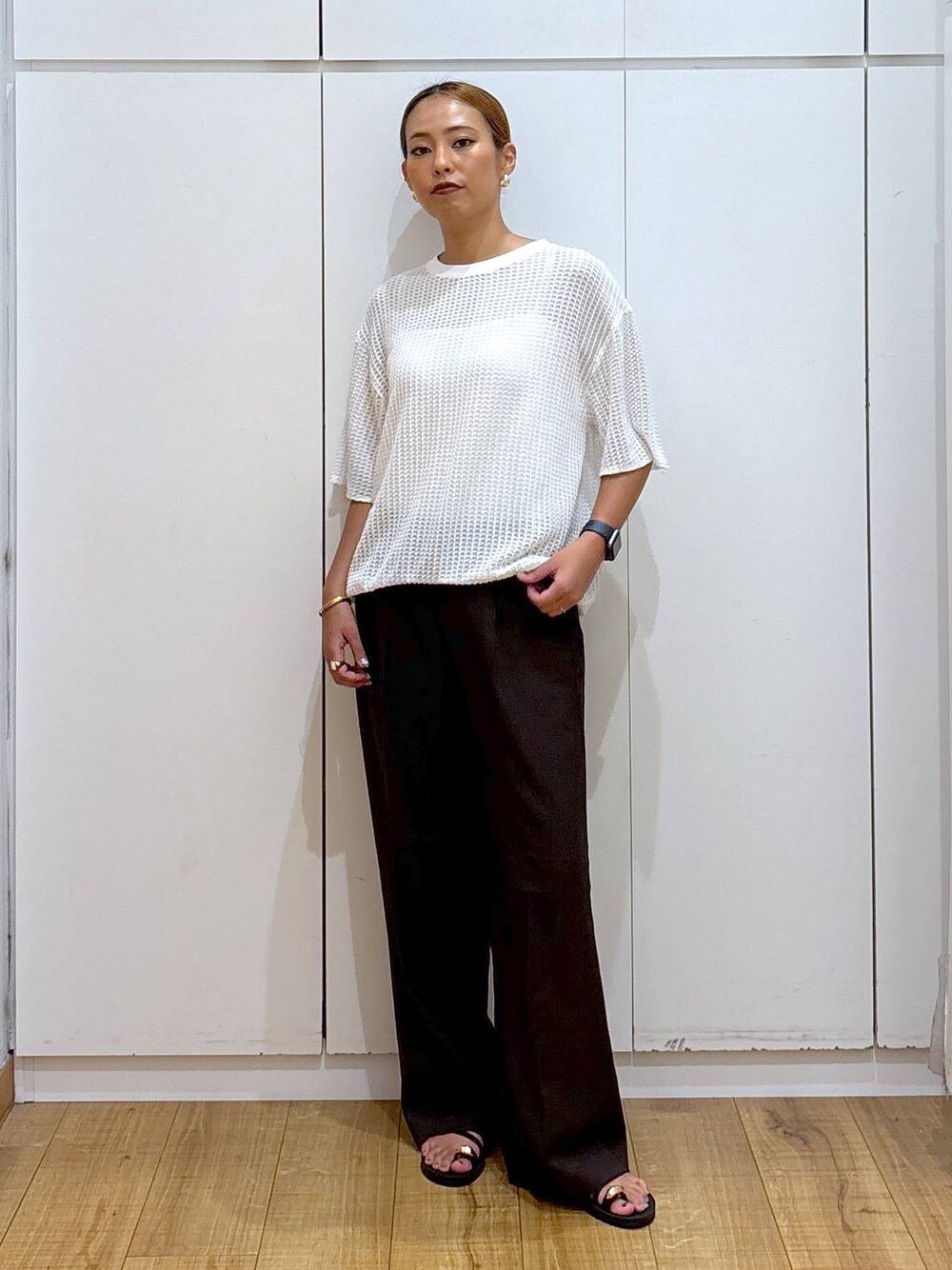 ホワイト系のキャミソール、ブラック系のサンダル、ブラウン系のその他パンツを着用したレディースの夏コーディネートの1枚目の写真