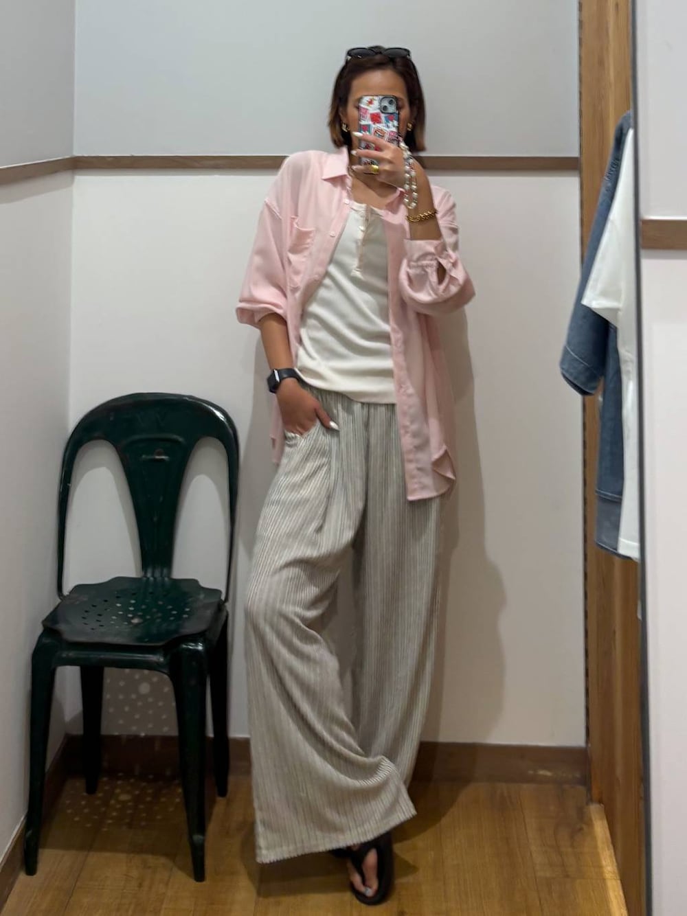 ホワイト系のタンクトップ、ホワイト系のその他パンツ、ブラック系のサンダルを着用したレディースの夏コーディネートの1枚目の写真