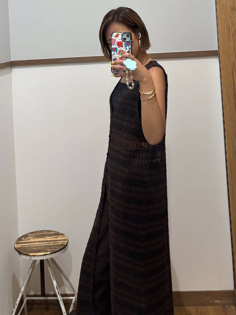 ブラック系のキャミソール、ブラウン系のその他パンツ、ブラウン系のワンピースを着用したレディースの夏コーディネートの1枚目の写真